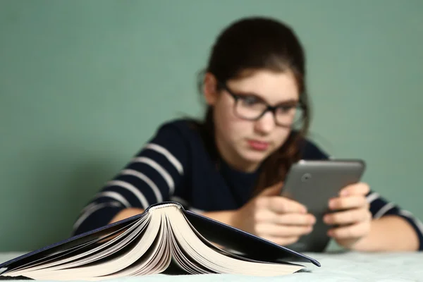 Девушка-подросток в очках для близорукости играет в онлайн-игру — стоковое фото
