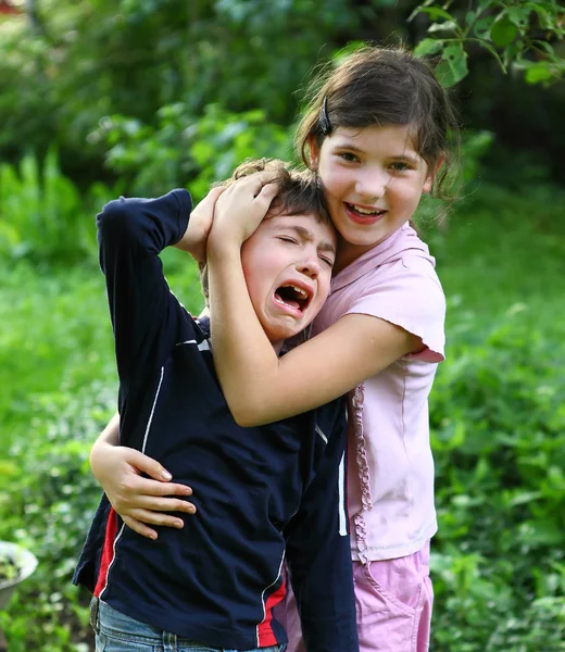 Mädchen tröstet und umarmt weinenden Bruder Jungen — Stockfoto