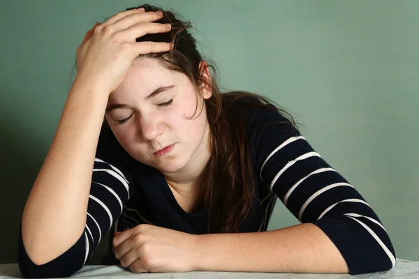 Dospívající dívka zblízka portrét se silné bolesti hlavy — Stock fotografie