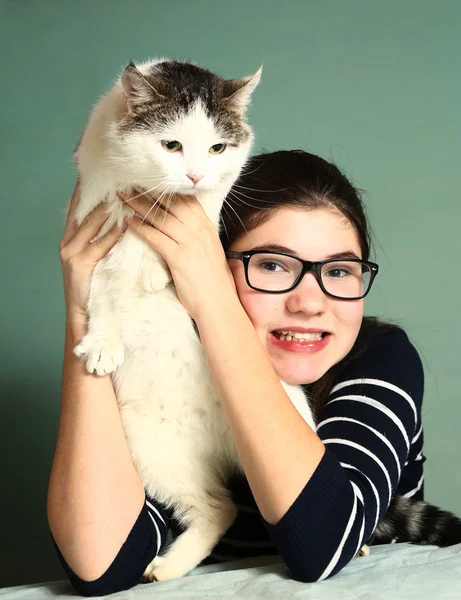 Chica en miopía gafas abrazo grande siberiano gato — Foto de Stock