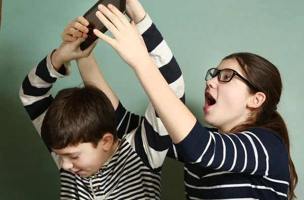 Hermanos pareja chico y chica peleando — Foto de Stock