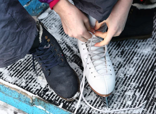 Крупним планом фото ніг в черевику і ковзанах — стокове фото