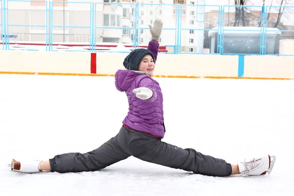 スケート リンクのティーンエイ ジャーの女の子を作る分割 — ストック写真