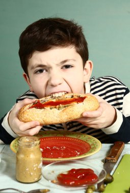 Çocuk öz büyük yapılmış lokma hotdog