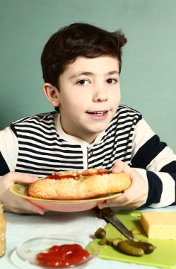 Çocuk öz ile büyük sosisli gülümseme yaptı