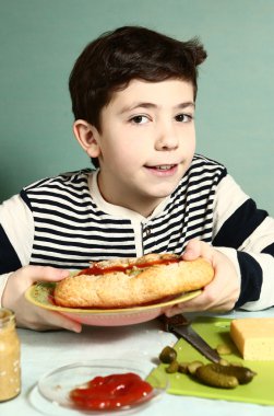 Çocuk öz ile büyük sosisli gülümseme yaptı