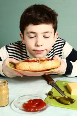 Çocuk öz ile büyük sosisli gülümseme yaptı