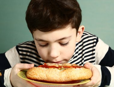 Çocuk öz ile büyük sosisli gülümseme yaptı