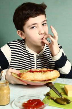 Çocuk öz ile büyük sosisli gülümseme yaptı