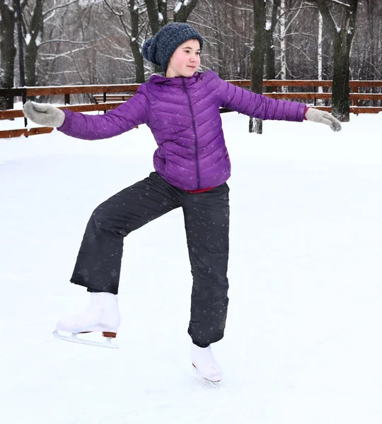 Adolescente menina bonita patinação na pista de gelo — Fotografia de Stock