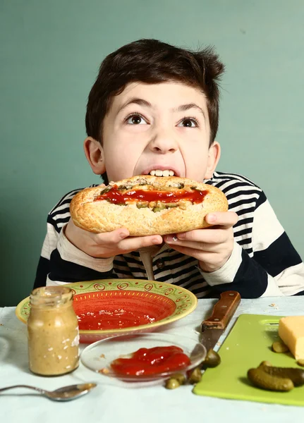 Menino mordida auto feito enorme hotdog — Fotografia de Stock