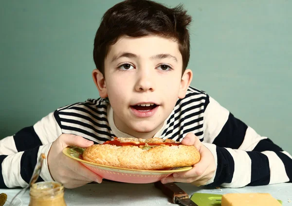 Menino com auto feito enorme hotdog sorriso — Fotografia de Stock