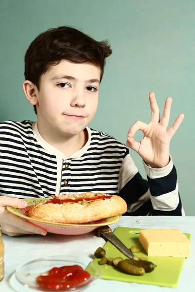 Fiú önálló készült hatalmas hotdog mosoly — Stock Fotó