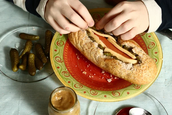 Niños manos cocina e ingredientes para hot dog —  Fotos de Stock
