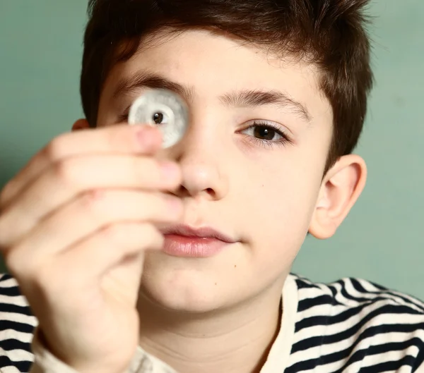 Niño preadolescente coleccionista numismático mostrar moneda —  Fotos de Stock