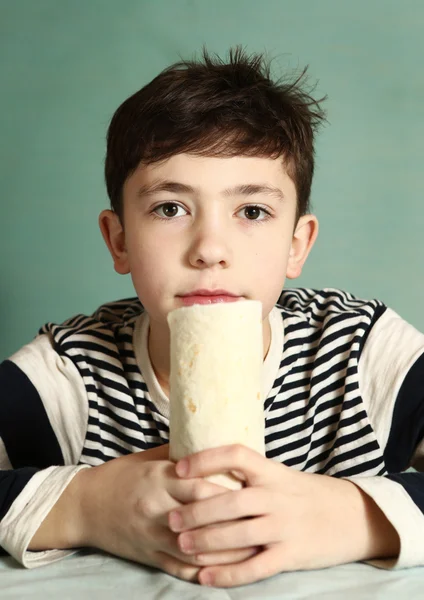 Preteen hübscher Junge mit Fast-Food-Brötchen — Stockfoto