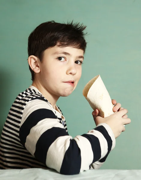 Préadolescent beau garçon avec fast food rouleau — Photo