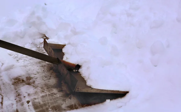 Pala nieve limpia de la superficie de pista de hielo al aire libre —  Fotos de Stock