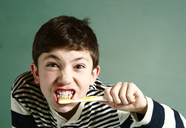 Preadolescente guapo chico cepillo dientes —  Fotos de Stock