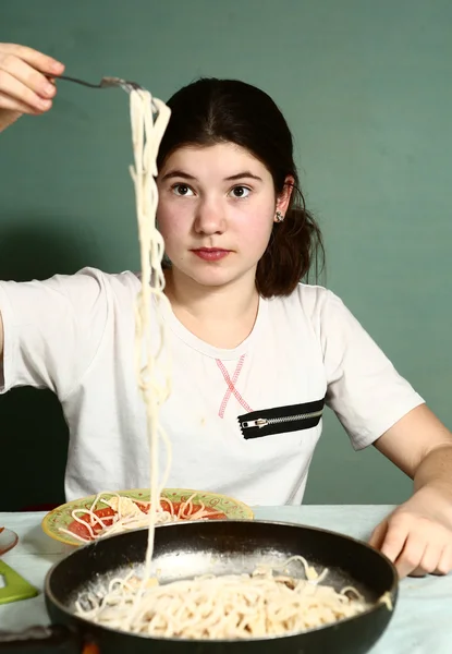 Девушка-подросток ест спагетти — стоковое фото