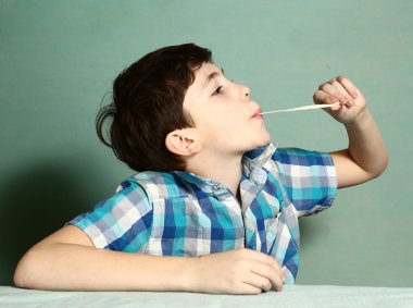  Çocuk çekme sakız güve elinden