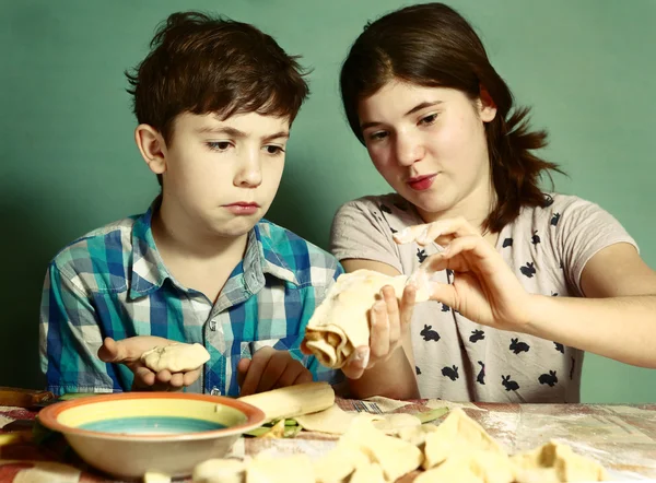 Zus leren broer jongen te bakken appeltaarten — Stockfoto