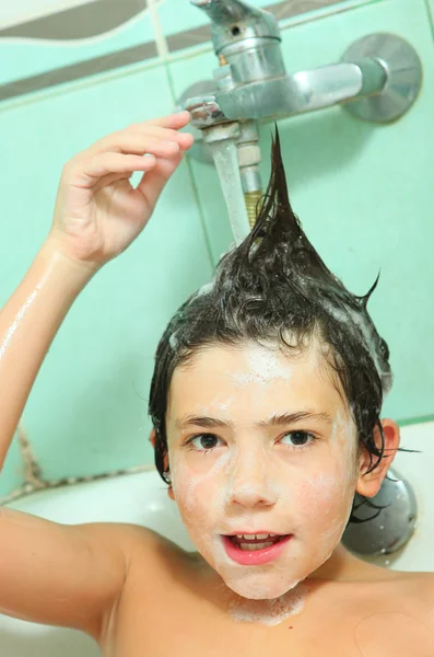 Bel ragazzo lavarsi la testa con lo shampoo — Foto Stock