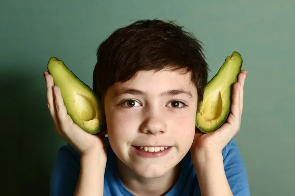 Leuke preteen jongen uitvoeren van elf met avocado helft — Stockfoto