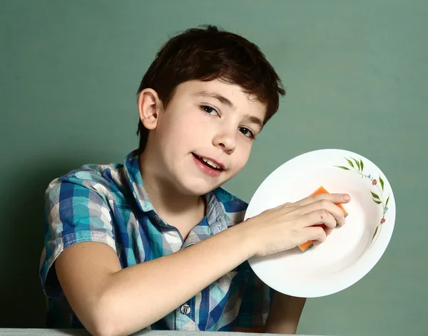 肖像画間近プレティーンの少年は、食器を洗う幸せ — ストック写真