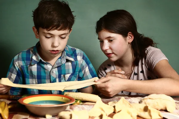 Zus leren broer jongen te bakken appeltaarten — Stockfoto