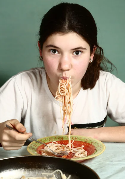 Adolescente bonita menina comer italiano espaguete — Fotografia de Stock