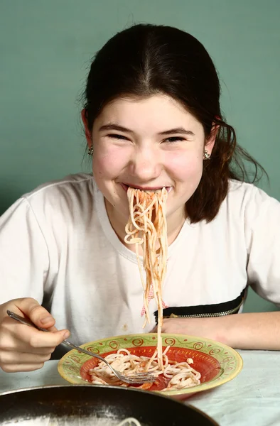 Adolescente bonita menina comer italiano espaguete — Fotografia de Stock