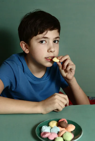 Preteen hübscher Junge mit Macaron-Plätzchen — Stockfoto