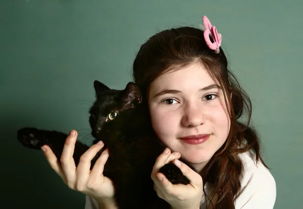 Κορίτσι με μαύρη γάτα κοντινό πορτρέτο — Φωτογραφία Αρχείου