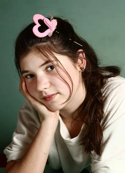 Menina com valentives rosa coração hairclipse — Fotografia de Stock