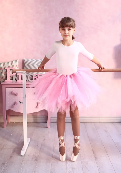 Preteen blonde fille dans ballet classe — Photo