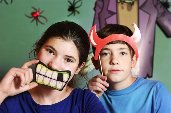 Chico y chica halloween fiesta preparación — Foto de Stock