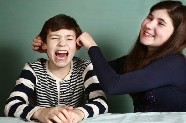  kız kardeşi çek kardeşim oğlu kulakları bahis nedeniyle