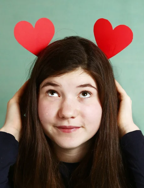 Menina bonita com corações de papel vermelho valentine — Fotografia de Stock