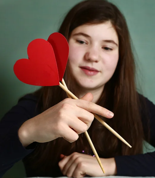 Красивая девушка с валентинкой красные бумажные сердца — стоковое фото