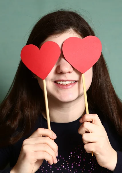 Красивая девушка с валентинкой красные бумажные сердца — стоковое фото