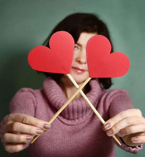 Красивая женщина с красным сердцем валентинки — стоковое фото