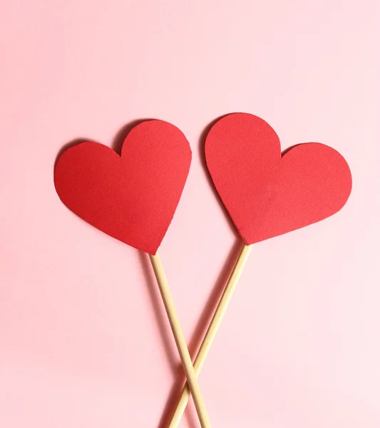 Dois coração de papel vermelho em pau de madeira juntos — Fotografia de Stock