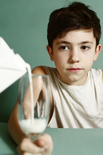 Pojke dricka mjölk från glaset har mustasch — Stockfoto