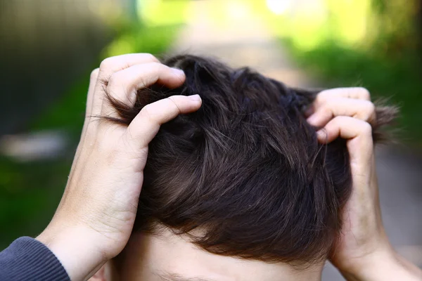 Preteen knappe jongen zijn hoofd krabben — Stockfoto