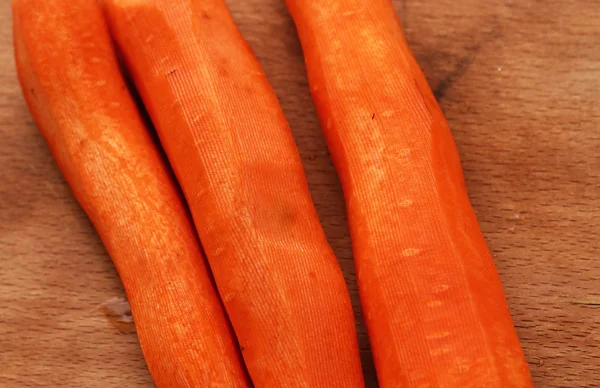 Очищенная большая морковка на кухне деревянная доска — стоковое фото