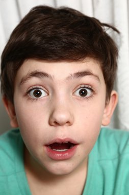 çocuğun sürpriz ifade ile