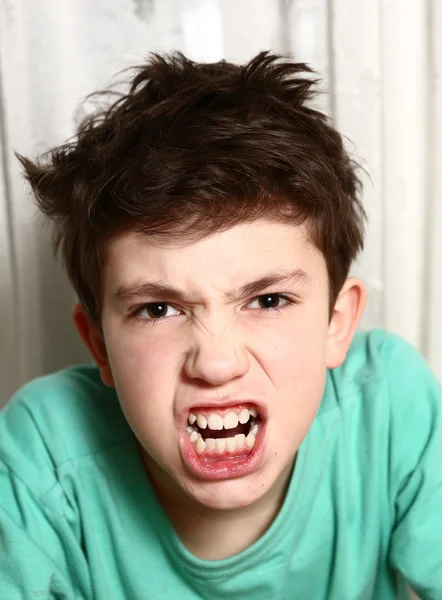 Anak laki-laki dalam kemarahan emosional close-up potret — Stok Foto
