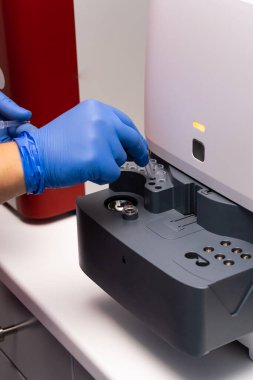 Bir biyokimya makinesinde kan örnekleri tanıtımı