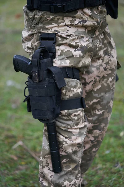 Kamuflaj Üniformalı Bir Askerin Bacağında Kılıfında Susturucu Olan Bir Tabancanın — Stok fotoğraf